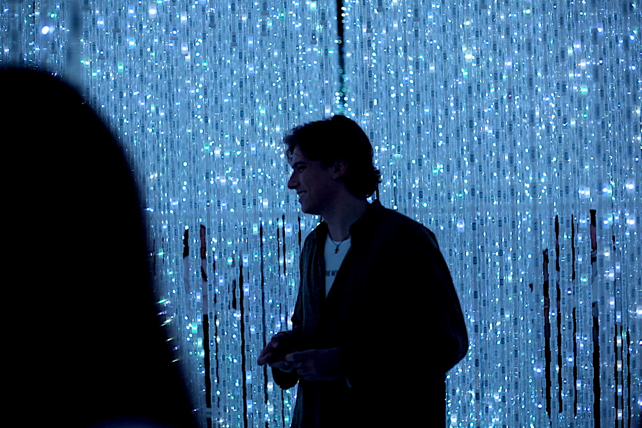 Endless rain at the Digital Art Museum in Tokyo, Japan. Photo courtesy: Kuba Wasowicz .