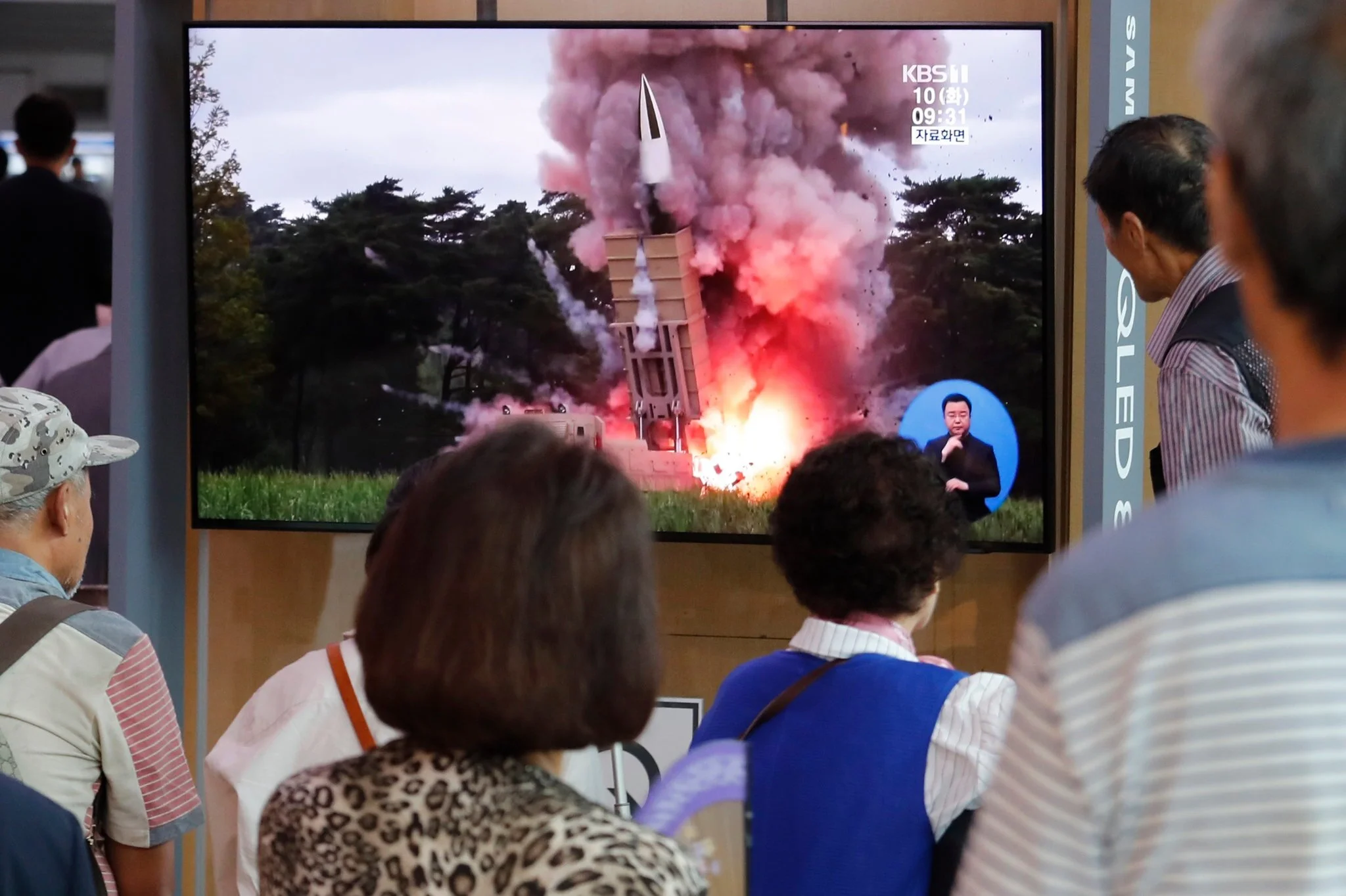 People at the Seoul Railway Station Tuesday saw a file image of a North Korean missile launch on a TV program. Photo courtesy: Ahn Young-Joon/Associated Press