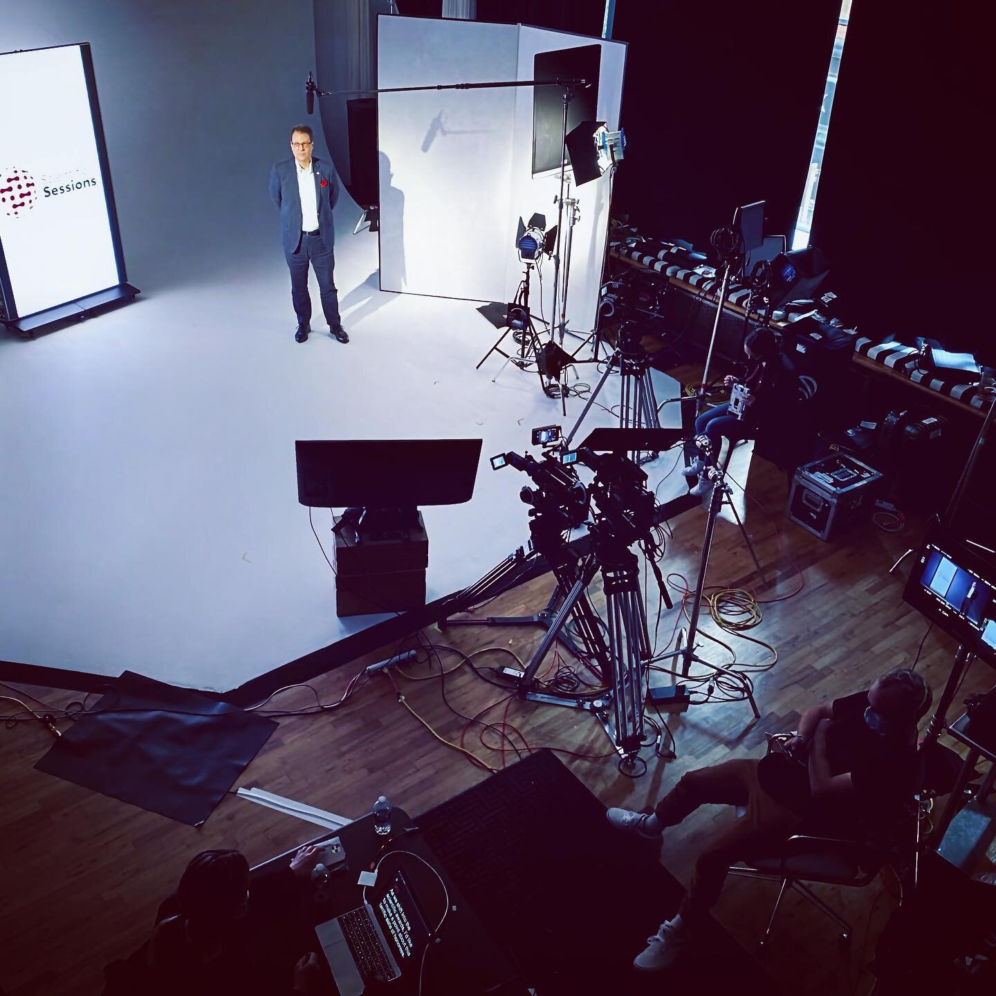 .
We produce #corporate #video❣️❣️❣️American Heart Association President. 
🦠Strict Covid-19 safety protocols in place. 
👩🏻&zwj;💻 👁👁 💡 🎬 🙆🏾&zwj;♂️👌 ✅ 
.
.
.
.
. 

#industrialproduction #event #corporatefilm #meetingplanner #eventspace #venu