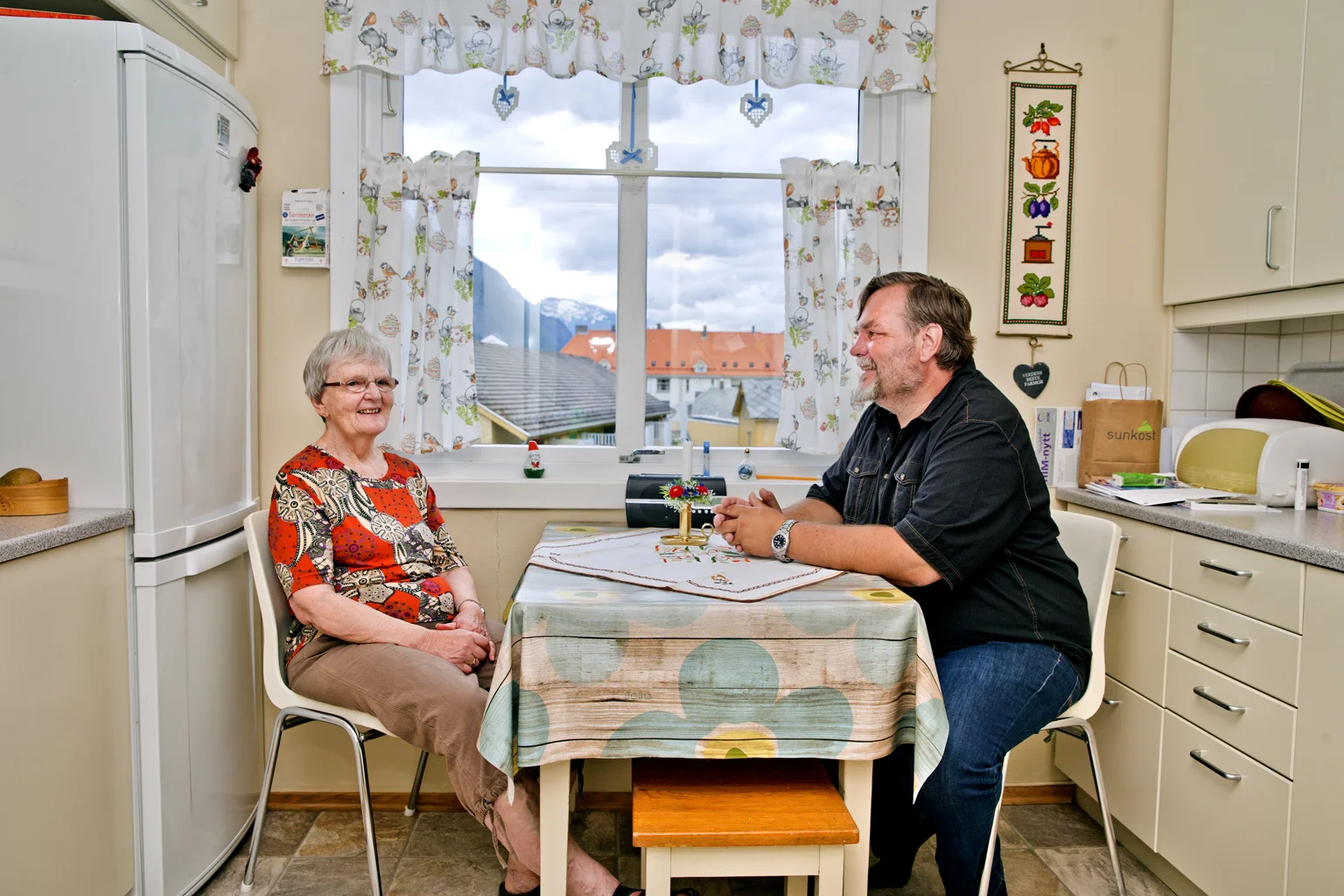 Lars Ove Seljestad og mor Gerd Seljestad, Bygda