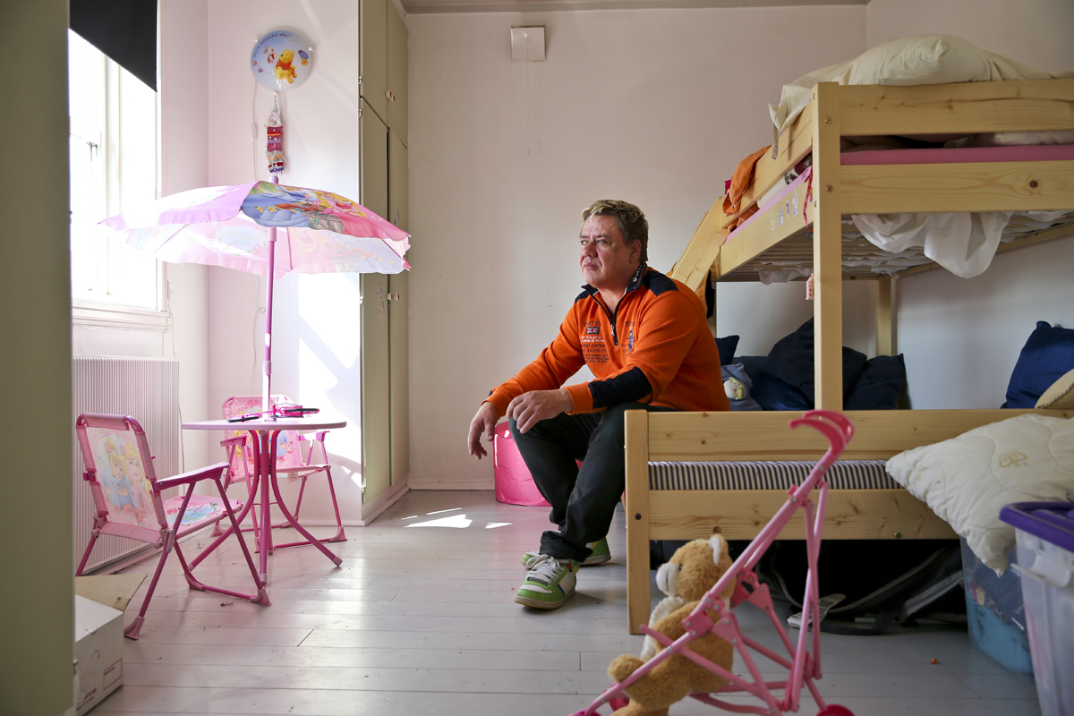- Dottera mi er grunnen til å bli verande her. Eg elskar henne så høgt. Joachim kjem frå Köln i Tyskland. Han har budd i Vadsø i åtte år, og arbeida som bareigar og kokk. Han seier at sjølv om han er 48 år gamal, er han 25 år mentalt.