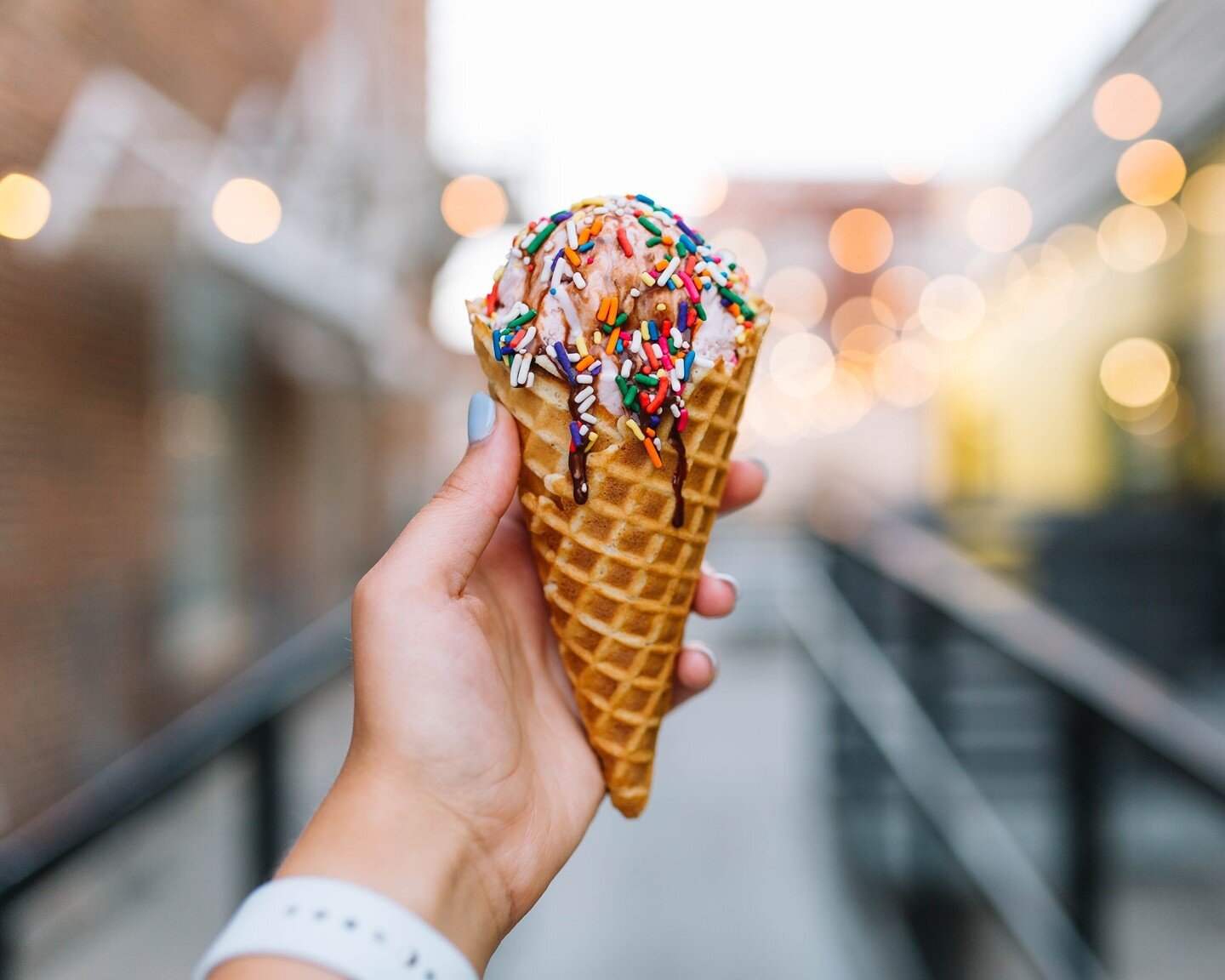 Every Friday night is better with sprinkles 🌈
.
.
.
.
.
#funFridaynight #meetingneighbors #sprinkles #icecreamcone #coneinhand #melticecreams