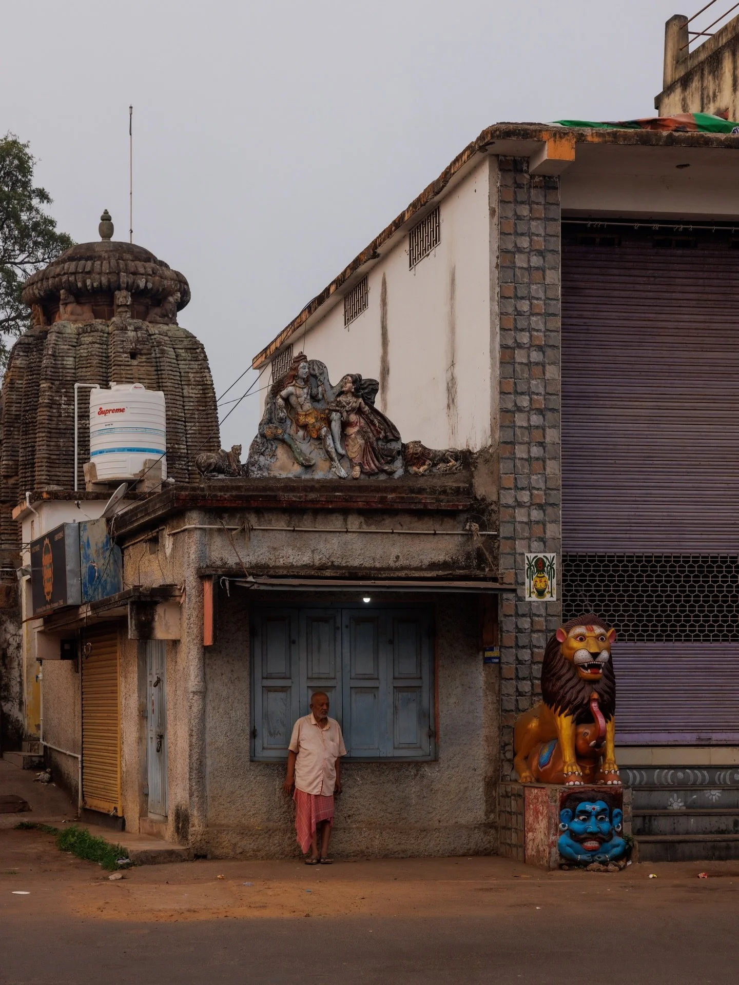 Everyday India // got up early to catch a sunrise in the Old Town section of Bhubaneswar - sunrise never really happened but still always a good time watching the world wake up and start the day ☕️ #incredibleindia 🇮🇳