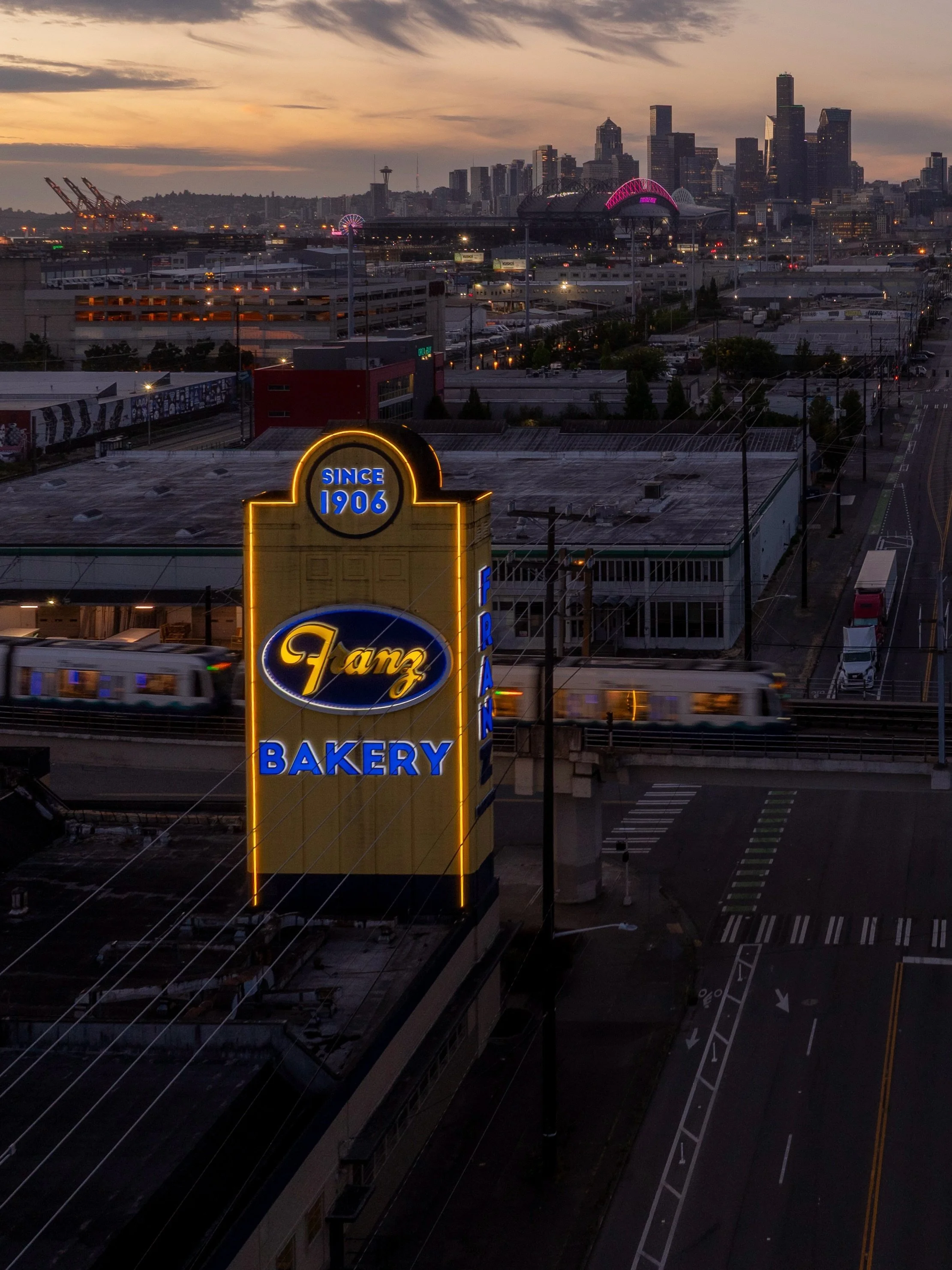The smell of freshly baked bread was in the air tonight - swipe through for a couple different angles on Seattle&rsquo;s iconic Franz bakery sign and lmk which one is your fav 🍞 // SoDo vibes