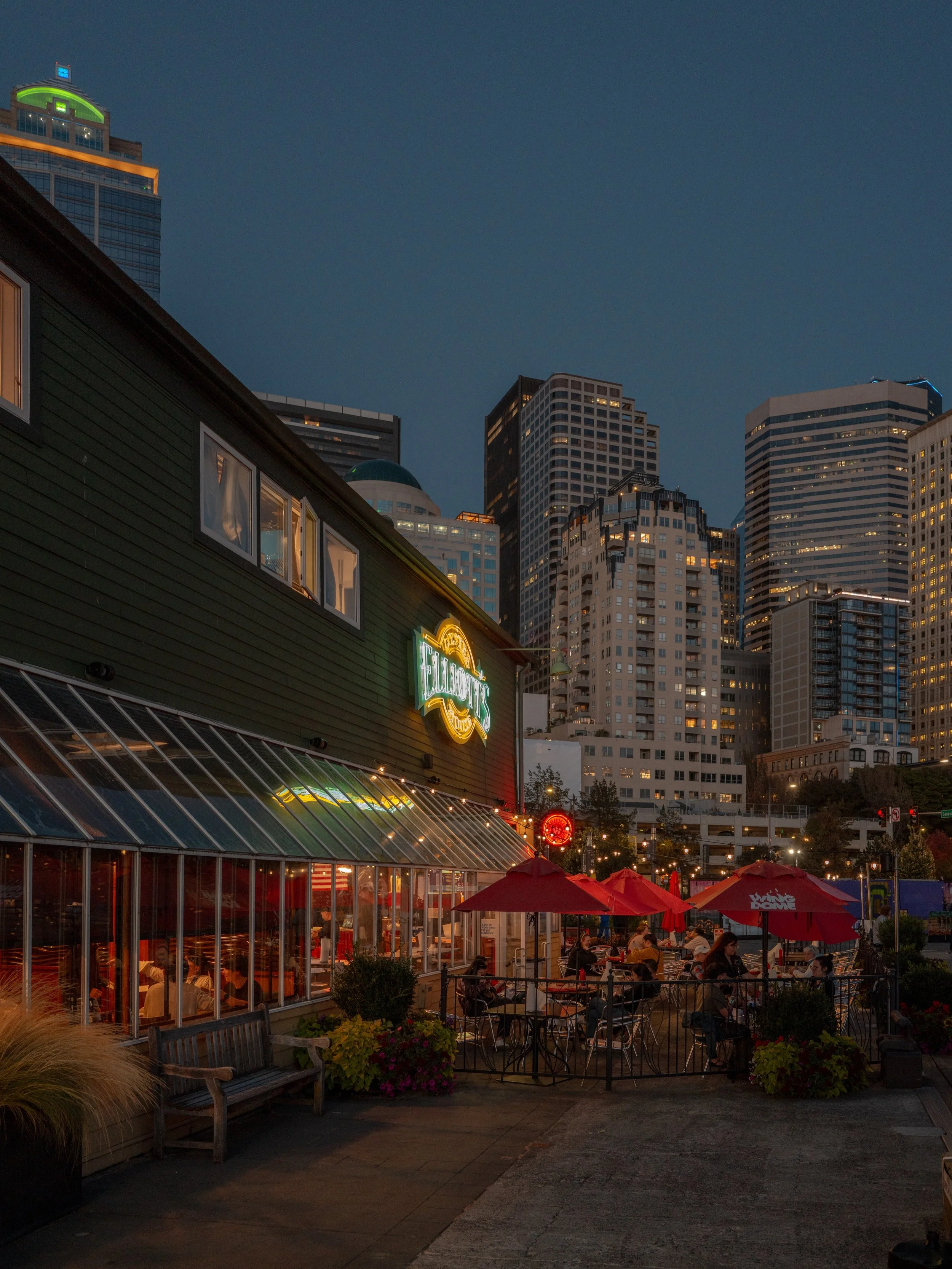Neon Nights // Fade to Blue 

My favorite time of day on the Seattle Waterfront (and a neon hotdog) with the Q3 28mm