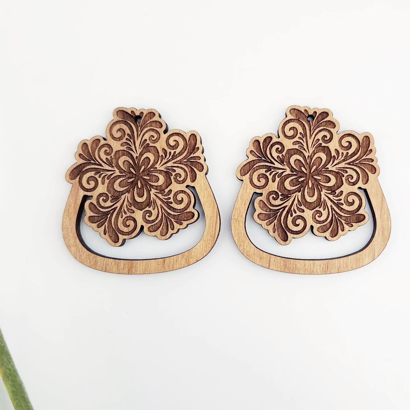💥NEW💥

Floral design #2 (yes... probably a third coming soon, too😌😏🫶)

Would you like me to start making earrings available with*out* the macrame strip?

Basically... how can I offer your business the most support?❤️

.
.
.

#wholesaleearrings #