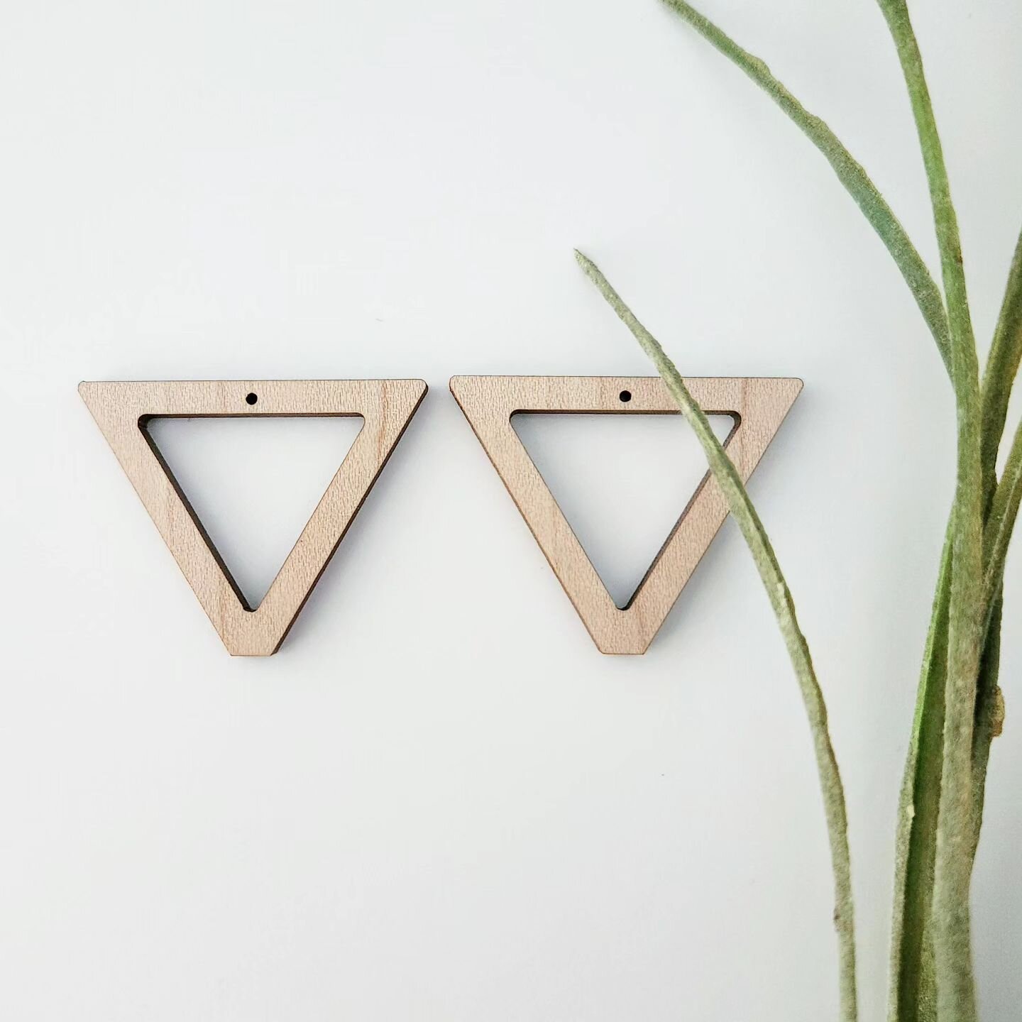 These upside down triangles were added to the shop last November (😅) but I never posted about them... so here they are now!🙌

Lots of new items coming up... are we excited!?

.
.
.

#wholesaleearrings #earringwholesale #earringwholesaler #macrameea