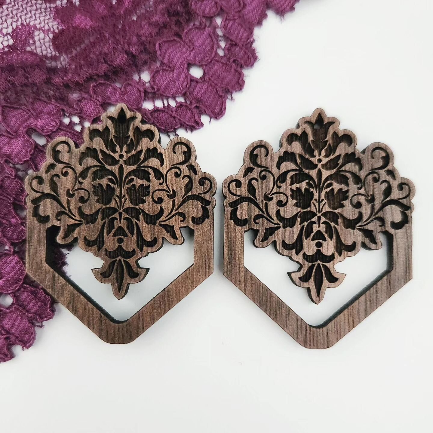 Hi friends!👋 💥NEW💥

Exactly 1 million years ago I made a bunch of earrings inspired by a victorian gothic vibe (thanks to the Netflix show &quot;Wednesday&quot;), and have been struggling so hard with taking pictures as I just don't get the same q
