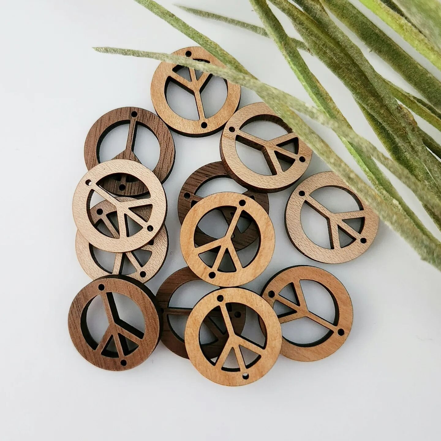 Itty bitty baby peace sign connectors ✌️
Up in the shop.

#studs #earrings #earringstuds #earringconnectors #jewelryconnector #jewelryconnectors #jewelryconnectorpieces #earringconnector #wholesaleearrings #wholesaleearringblanks #wholesaleearringpar