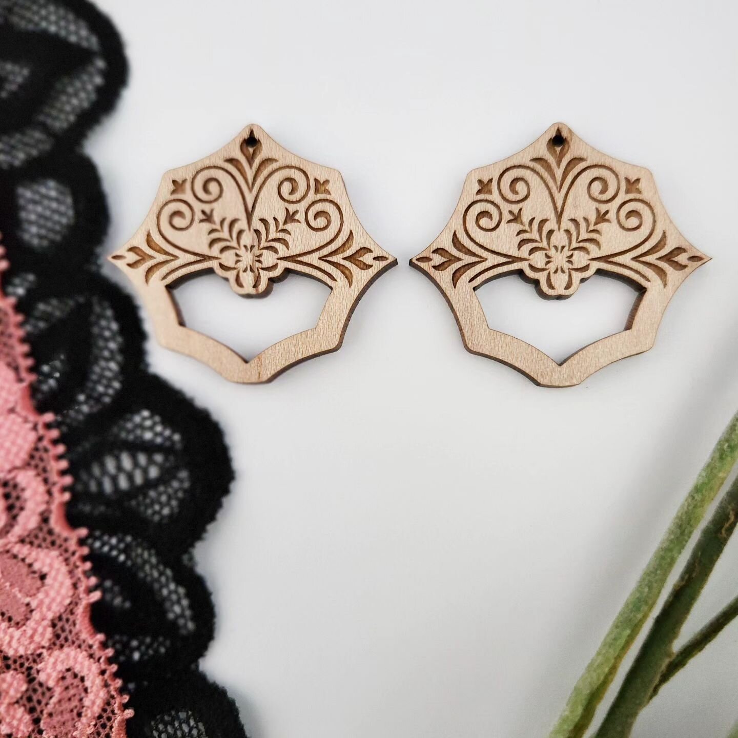 💥NEW💥

Floral design 3- now up in the shop!

Did you know ANY of my styles can be made *without* the macrame strip?

.
.
.

#wholesaleearrings #earringwholesale #earringwholesaler #macrameearring #macrameearringblanks #macrameearringparts #macramee