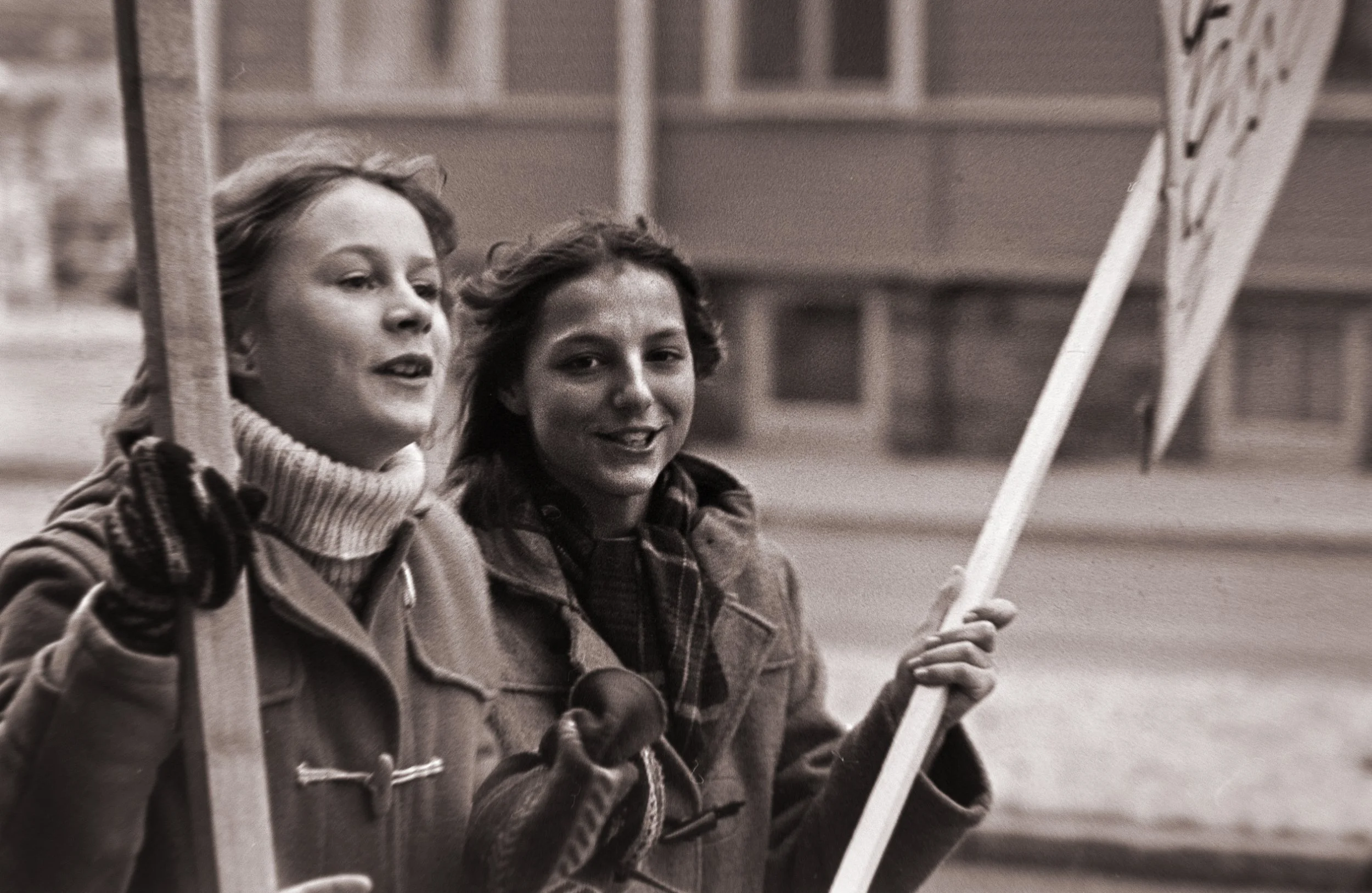 Namninsamlingen_skolstrejk_2 tjejer i demonstrationen_IMG_5676.jpg