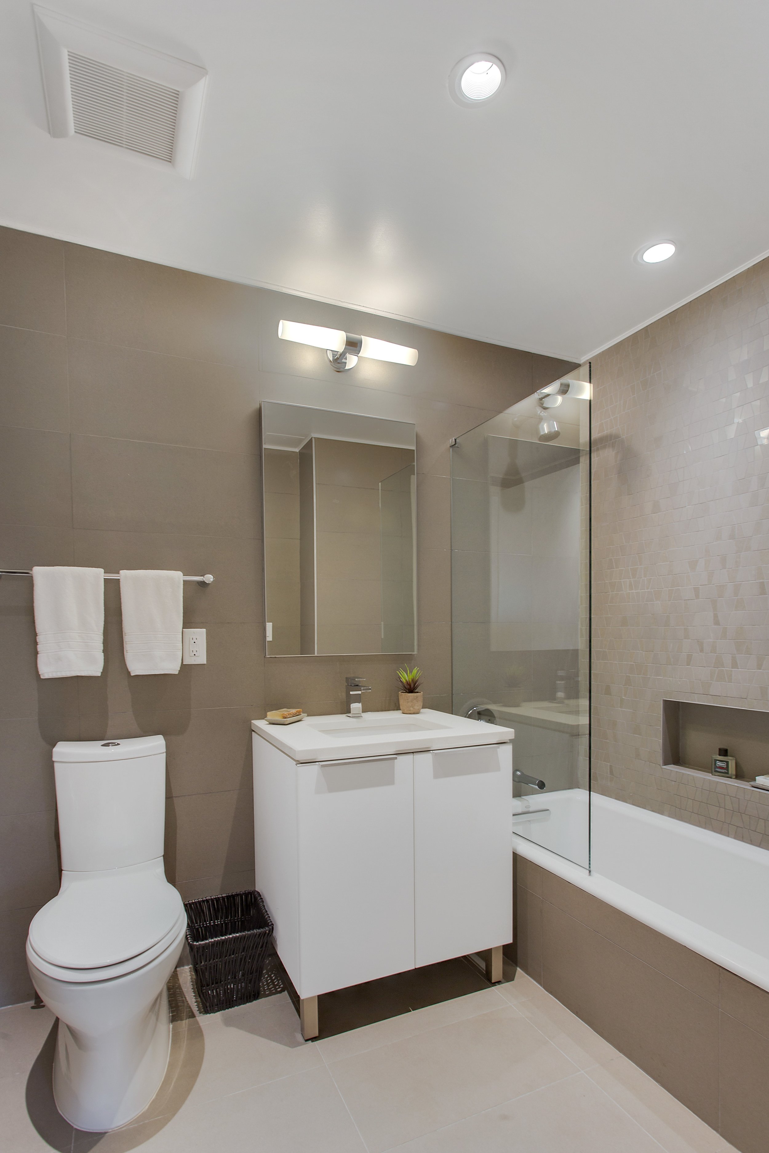 5_4283HunterSt_8_Bathroom_HiRes.jpg
