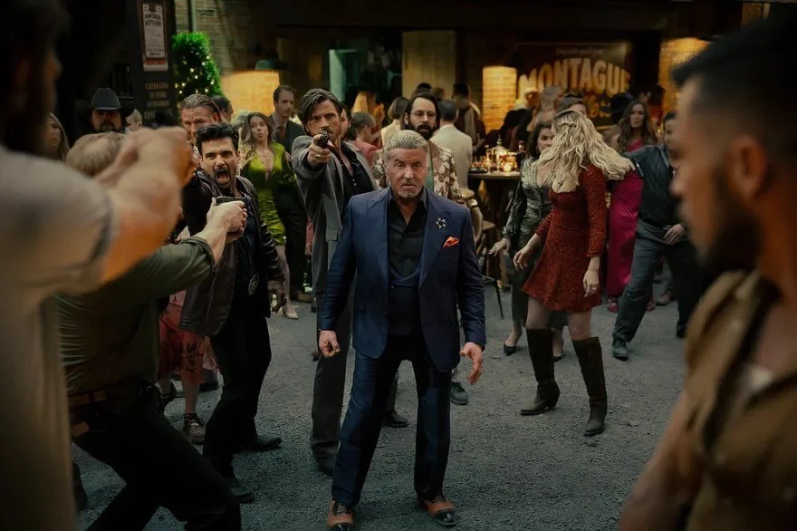 Had the pleasure of covering a very fun week on @tulsaking S3 with some real legends 👊🏻📸

Shoutout and credit to @newmexinate for snapping the on set portrait of me 👏🏼

 #tulsaking #paramountplus #unitstillphotography #unitstills #canon #holdfas