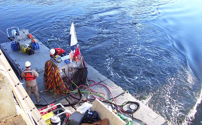 Dive-supervisor-discussing-rigging-operations-with-diver-as-ebb-tide-get-moving.jpg