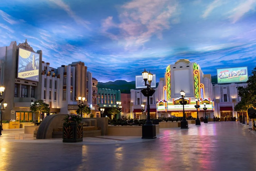Warner-Bros.-Plaza-Warner-Bros-World-Abu-Dhabi-a.jpg