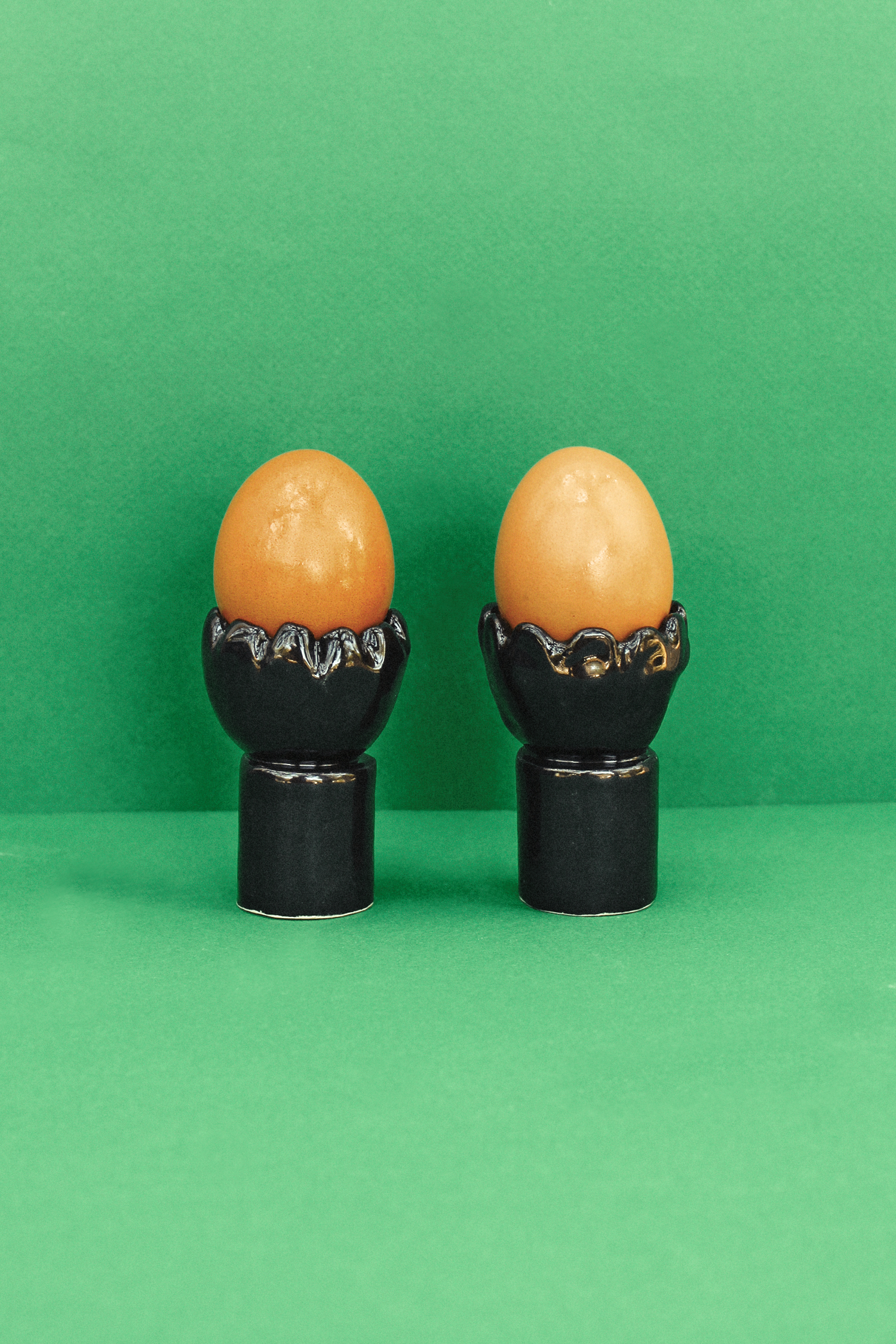 egg-cup-black-1.png