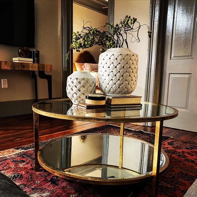 Vibrant colors mixed with earth tones mixed with distressed oriental rugs mixed with new and old and textures. Bringing in natural elements and blending it with gold metals and patterned ceramics. The elements of hight and the visual rule of 3&rsquo;