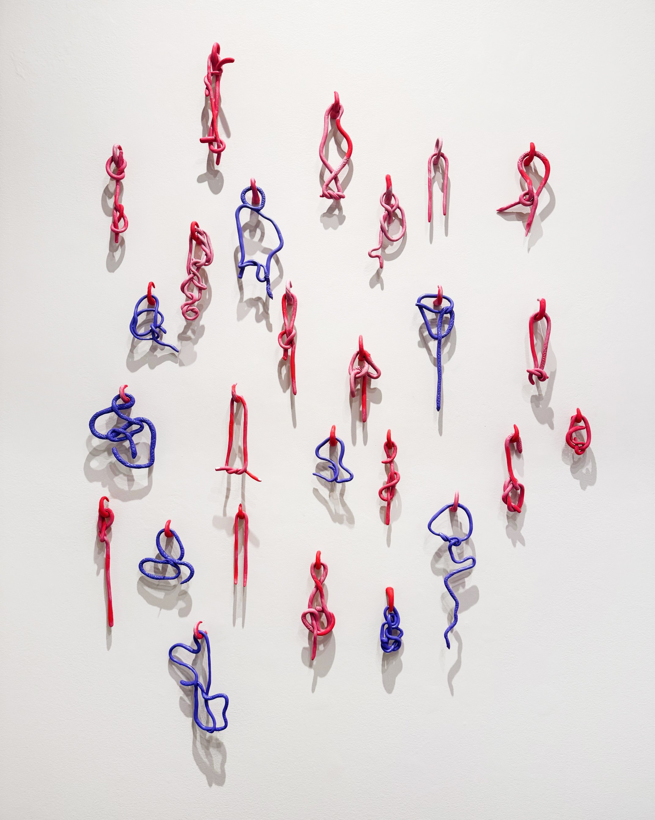 KNOTS, SNAKES, WORMS IN A STATE OF UNDOING | variable sizes, epoxy resin and acrylic paint / installation made of 26 pieces, 2024
