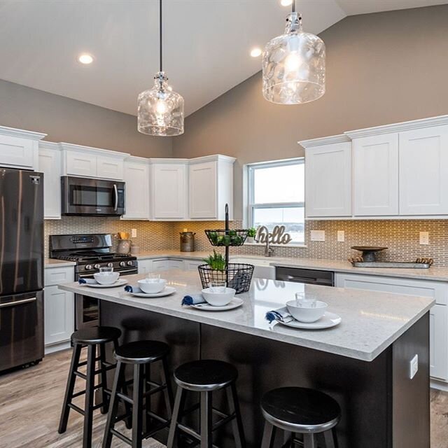 This kitchen is a dream! Want to check it out for yourself? @chelseyriggankuepker with @weareurbanacres would be happy to show you this Sunday from 2-3:30!

#tiffiniowa #openhouse #newconstruction #rkdevelopmentgroup #kitchengoals #yournewhome #homes