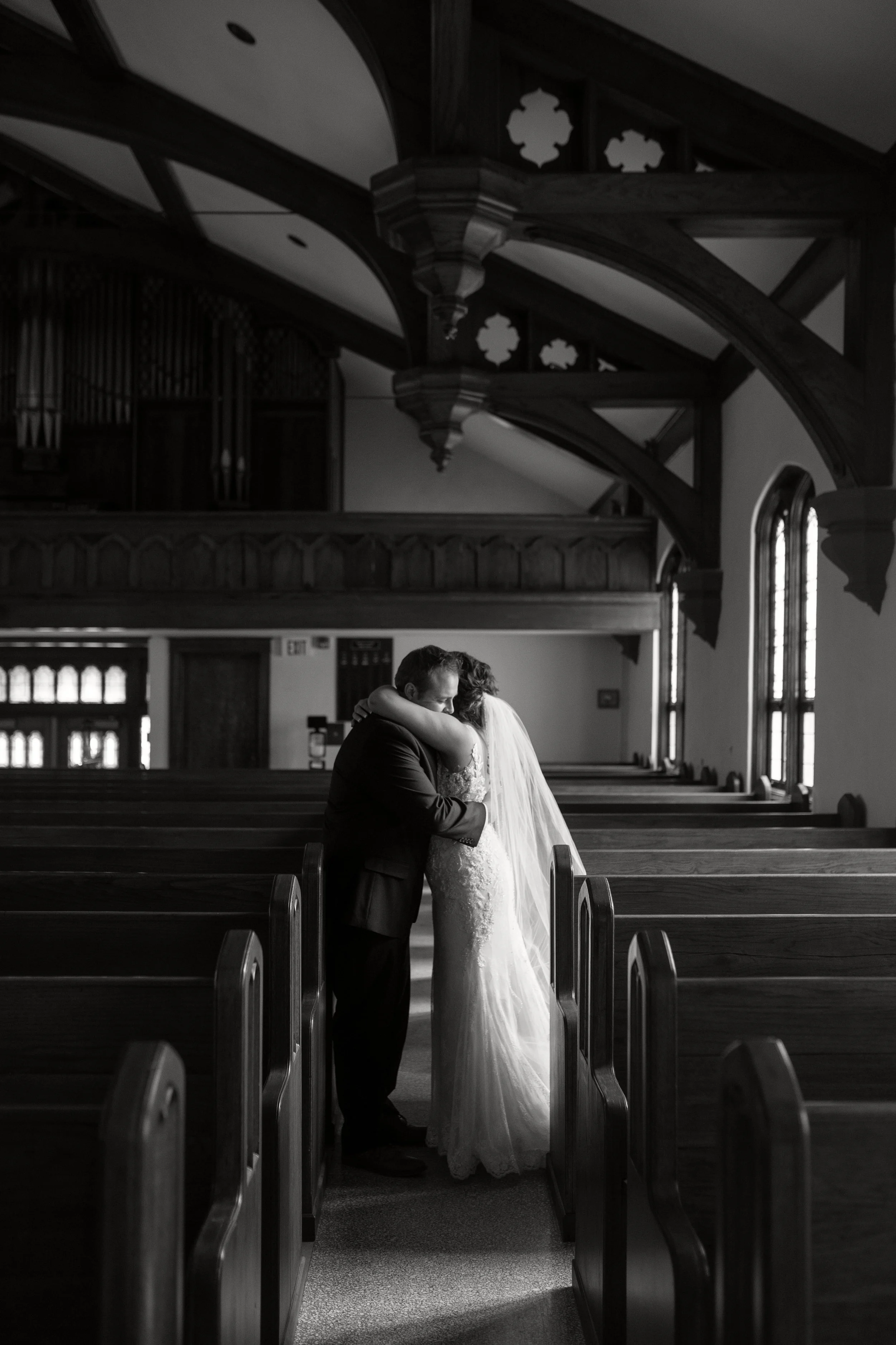 winter-wedding-photos-university-of-jamestown-newman-arena-thressa-jonah-jamestown-nd-photographer-woven-imaging-15.jpg