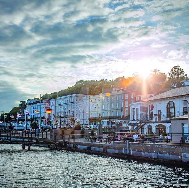Throwing it back to this gem 😍
.
.
.
.
.
.
.
.
#throwback #throwbackthursday #tbthursday #latergram #sunset #sunsetchaser #sunlight #goldenhour #sunkissedbuildings #cityscape #traveler #travelphotography #wanderlust #travelphoto #ireland #cobh #coas