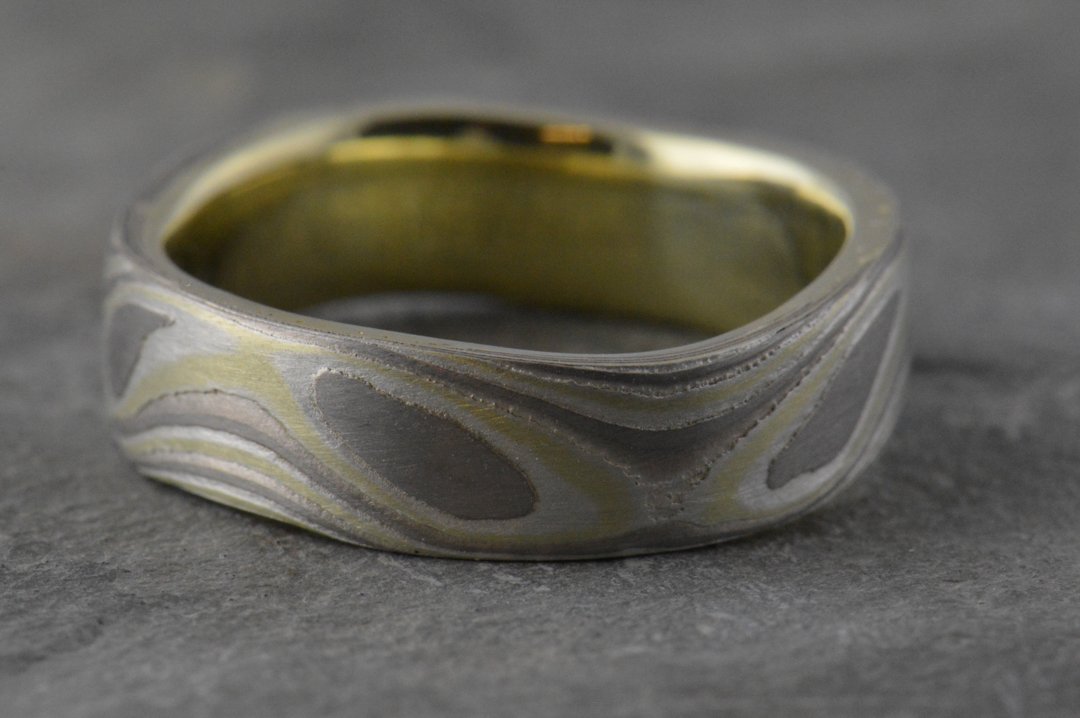 darvier-green-gold-palladium-wavy-wave-pattern-ring.jpg