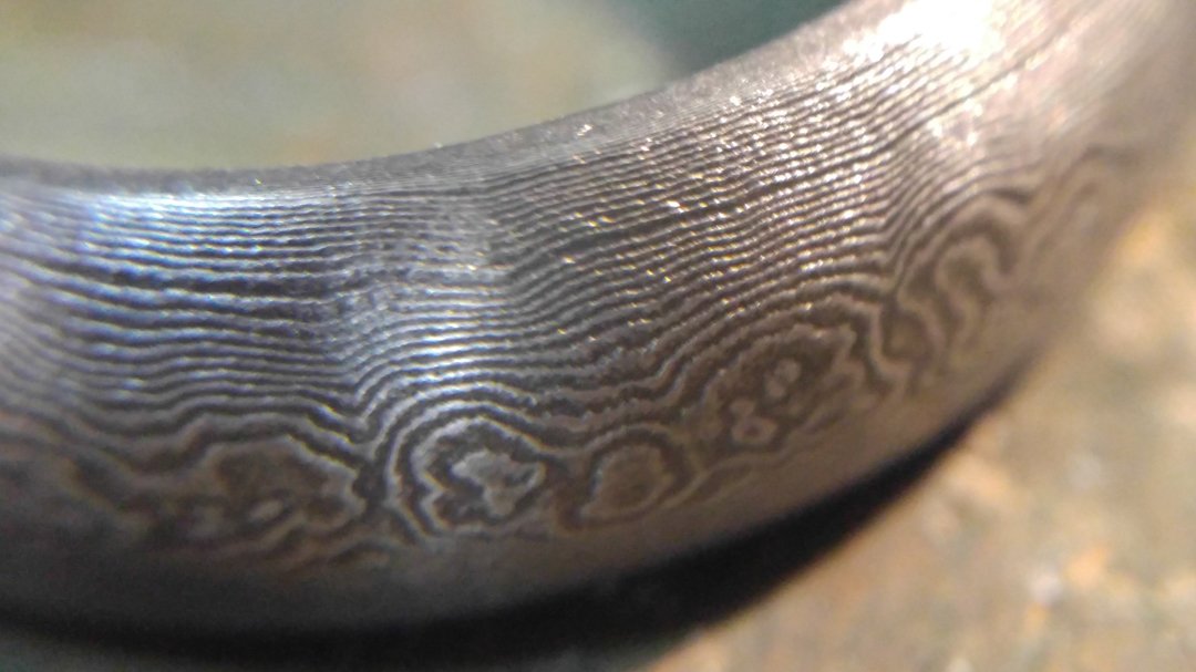 darvier-extreme-close-up-stainless-Damascus-hand-forged-layers.jpg