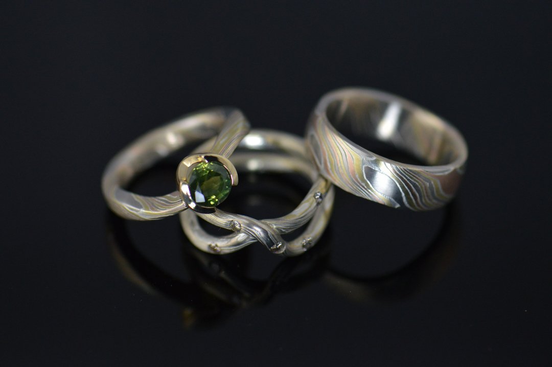 darvier-hand-forged-tri-gold-18k-green-sapphire-wedding-set.jpg