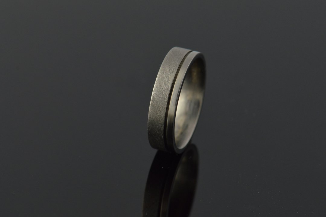 darvier-titanium-offset-channel-ring.jpg