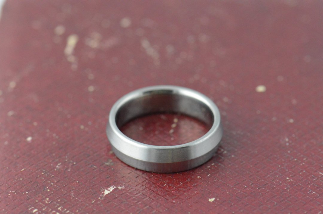 darvier-knife-edge-titanium-ring.jpg