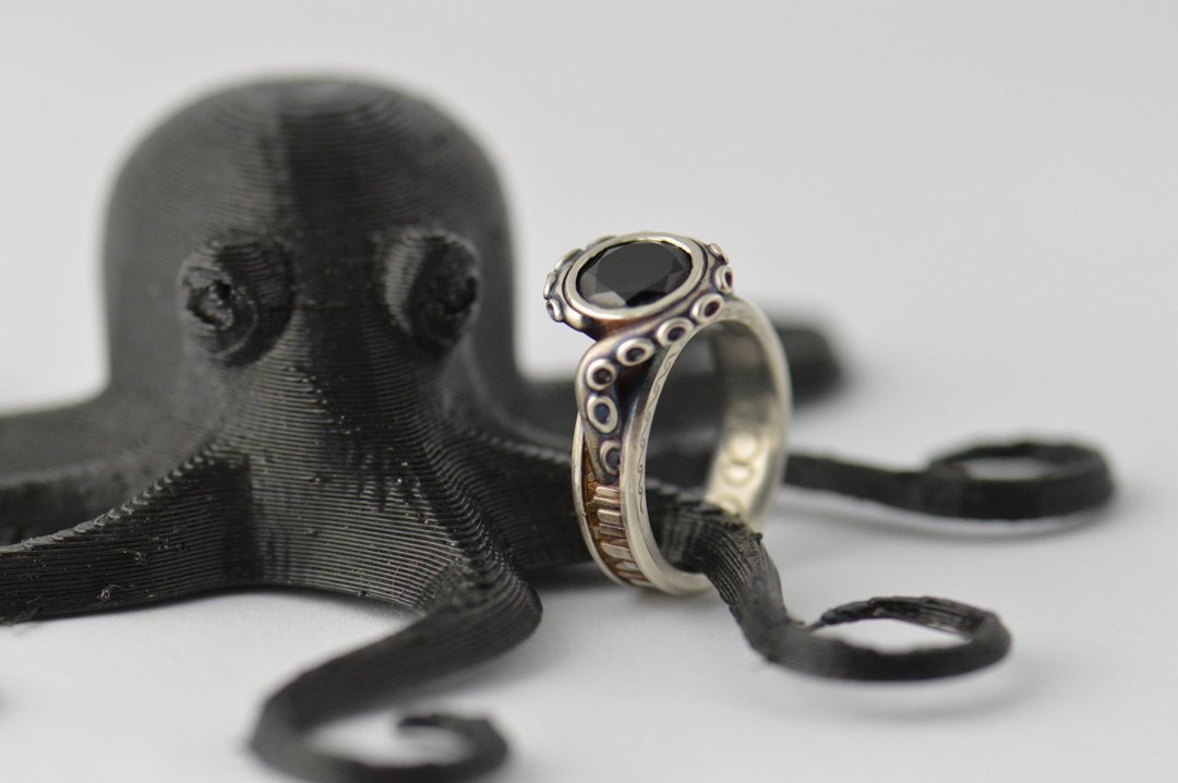 darvier-lulzbot-octopus-holding-bioshock-ring-in-black.jpg