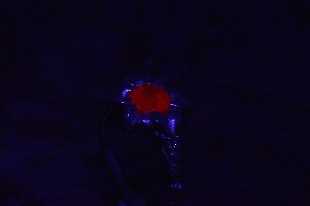 darvier-alexandrite-in-black-light-for-fun.jpg