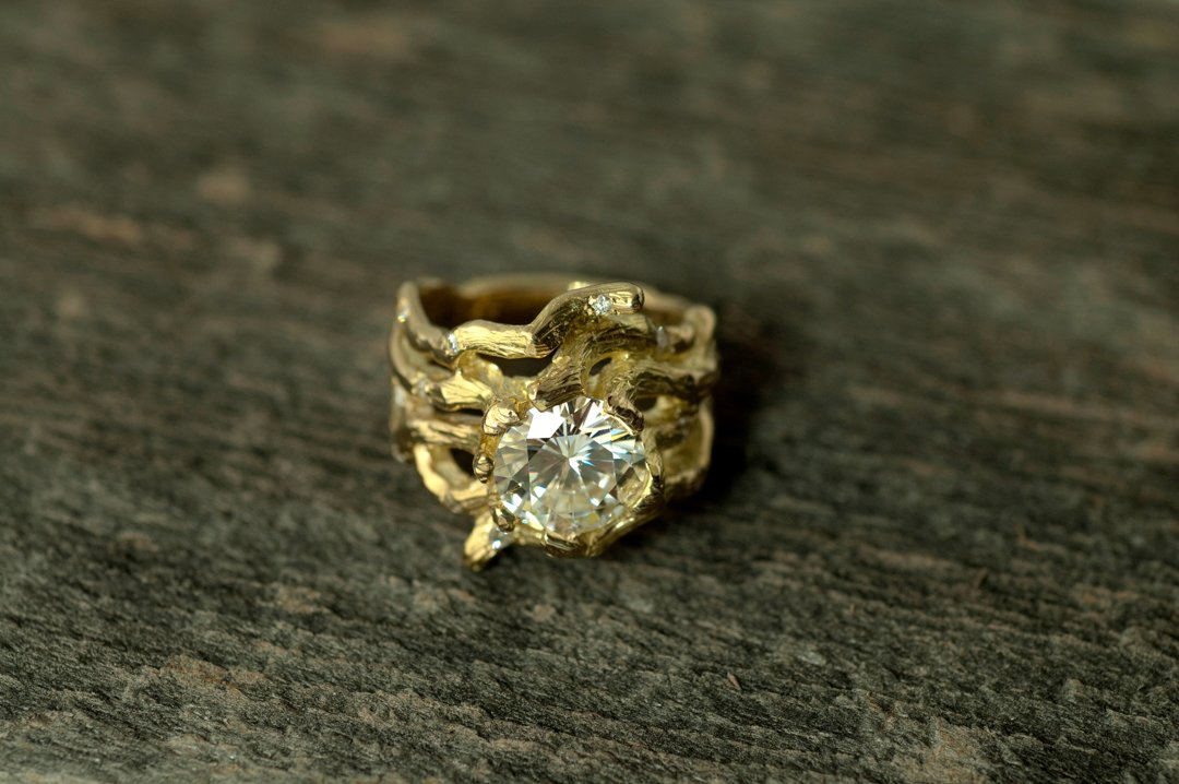 darvier-carved-vine-gold-wedding-band-moissanite.jpg