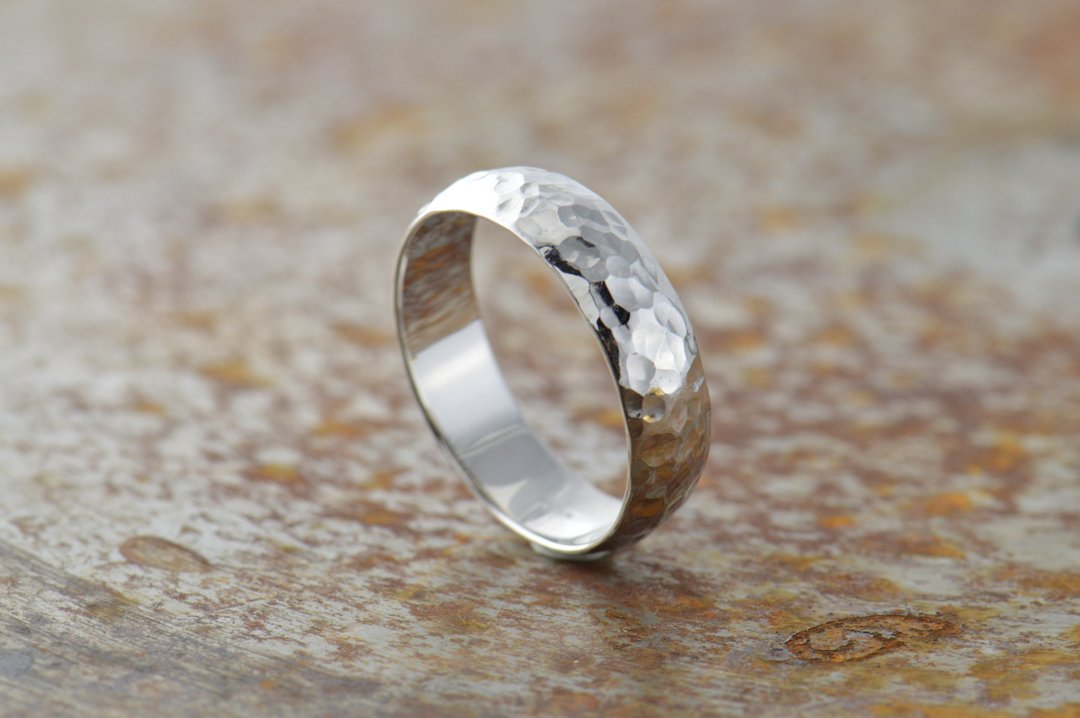 darvier-polished-hammer-finish-platinum-ring.jpg