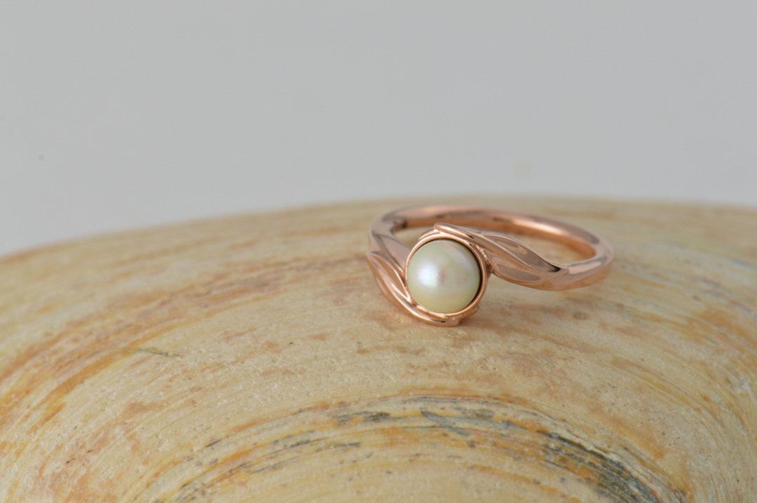 darvier-rose-gold-pearl-leafy-wedding-ring.jpg