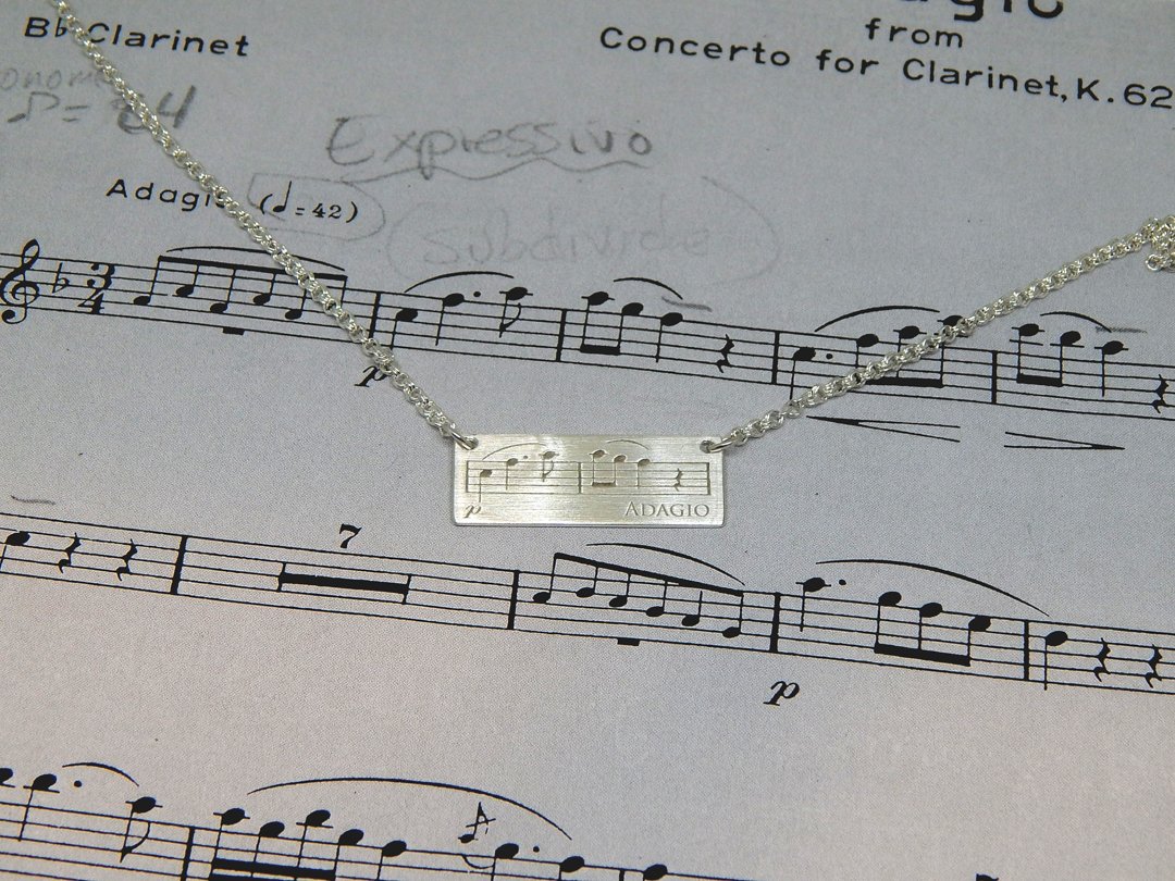 darvier-favorite-notes-engraving-necklace.jpg