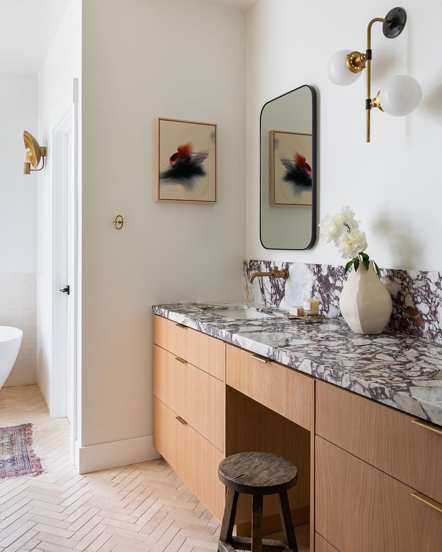 New work! 

We designed a luxurious bathroom rich in materiality, vintages touches and just the right amount of contrast for my friend and favorite artist, @karinabania. Photography by the talented, @laurelwoodcreative