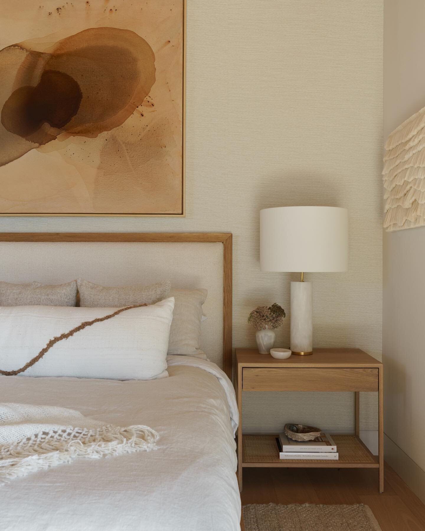 Main bedroom suite at #projectfstreet&hellip;

Layered materials in soothing hues to create the ultimate slumber.

Design/Build: @fieldxstudio 
Interiors/Styling @anaberdesign 
📷 @charlotteleaphotography 

#elledecor #vogueliving #inmydomaine #athom