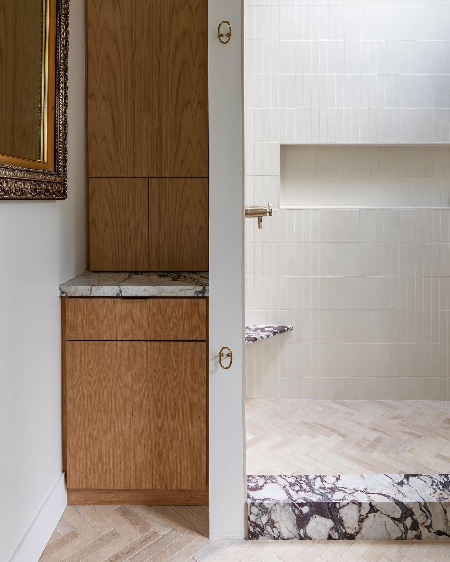 It&rsquo;s the little triangle marble ledge for me&hellip;.

Design: @anaberdesign 
📷: @laurelwoodcreative 

#prettylittledetails #marble #brecciamarble #showerdesign #showertile #herringbonetile #sodomino #inmydomaine #elledecor