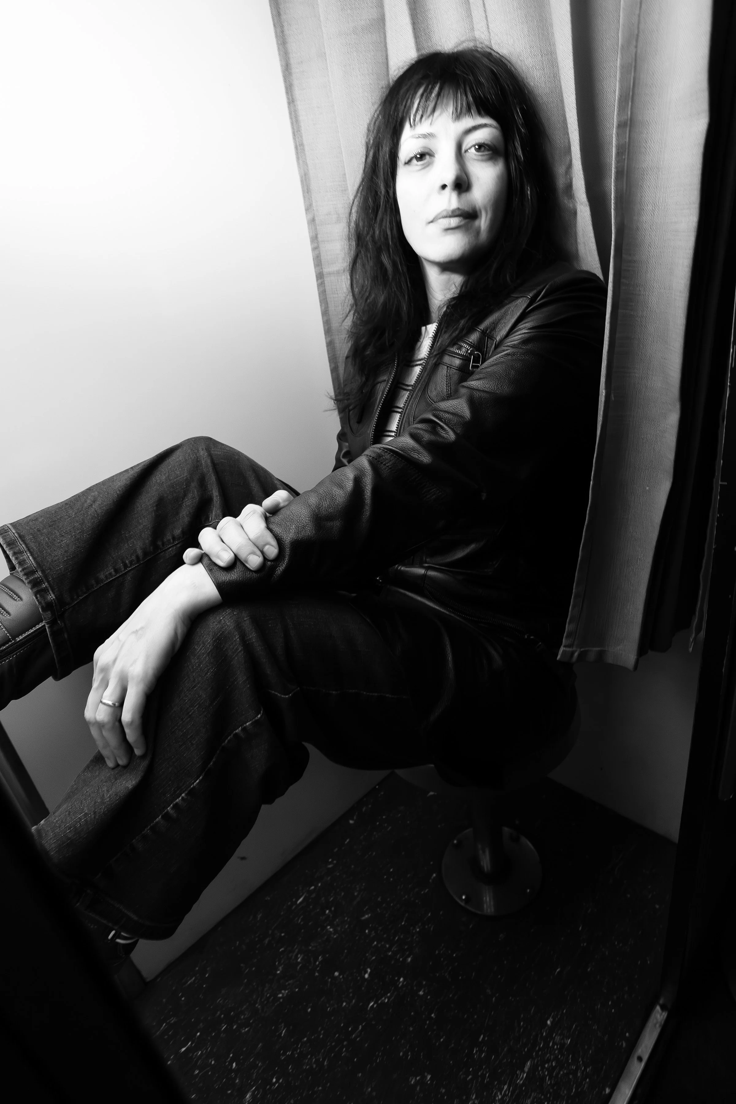 2025-11-Julia Kugel-AlexsBar-GregGutbezahl-028-BW.jpg