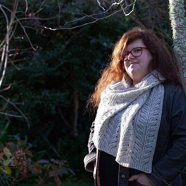 Just a heads-up that my Beanstalk Shawl pattern is 20% off until the end of the month - you can find it on Ravelry through the link in my bio, and the discount will be applied automatically with no code needed. 🙌🏼
.
The coordinating hat pattern is 