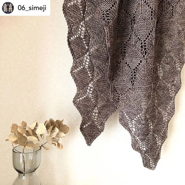 This beautiful Beeswax Shawl photo by @06_simeji is getting me into an autumn kind of mood. 🍂🤎
.
Posted @withregram &bull; @06_simeji 2020/05/18
#beeswaxshawl 出来ました🐝
Uncommonのeverydayを2カセ
全部使いたかったのですが、
30gほど残ってしまいました。
&bull;
模様のリピートは9回。もう1リピー