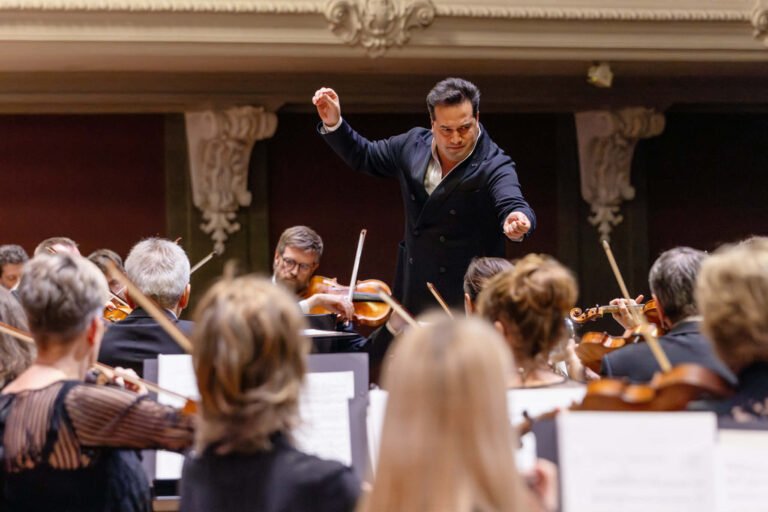 "To maintain this tension throughout the entire 50 minutes, the orchestra and its conductor had to merge into a single entity. Conductor Robert Trevi&ntilde;o achieved this brilliantly. Full of energy, just as the composition demanded, he led th