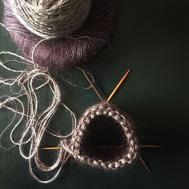 TESTKNITTERS NEEDED!
Working on a sock design for a well known knitting magazine and am looking for testers. If texture and fluff are your thing DM me for more info! .
.
.

#sockknitting #sockknittersofinstagram #handknitting #knittersofinstagram #sl