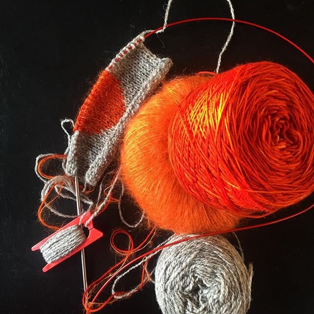 Sending a bit of warmth and sunshine!
Combining the undyed goodness of @garthenor Ronas in Shale with @travelknitter BFL Super Sock in Uluru, my most favourite shade of orange, plus some mohair fluff for a heavily modified Albini cardigan. Just the r
