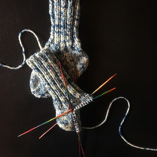 Small Socks Sunday...a bit late to the party but oh my is Mondim by @retrosariarosapomar a joy to knit with!
.
.
.
#sockknitting #sockknittersofinstagram #handknitting #knittersofinstagram #slowfashion  #handmadewardrobe #yarnlove #breedspecificyarn 