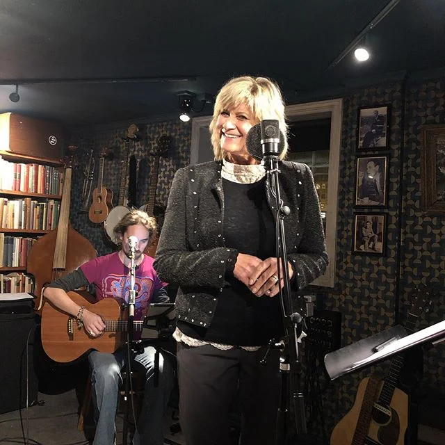 Topp stemning n&aring;r Kari Gj&aelig;rum spiller inn Syng! p&aring; @antikvariatet i @trondheimby 🎼🎤🎸 @larserikringen @skjalgraaen