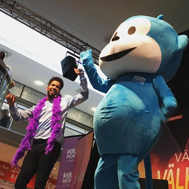 F&ouml;r er med barn eller k&auml;rlek till alls&aring;ng NOTERA: Turn&eacute;n med Radioapan har b&ouml;rjat! Yankho, David och apan &auml;r p&aring; plats tillsammans med Bolibompa-draken och Ayla i alla st&auml;der d&auml;r melodifestivalen &auml;