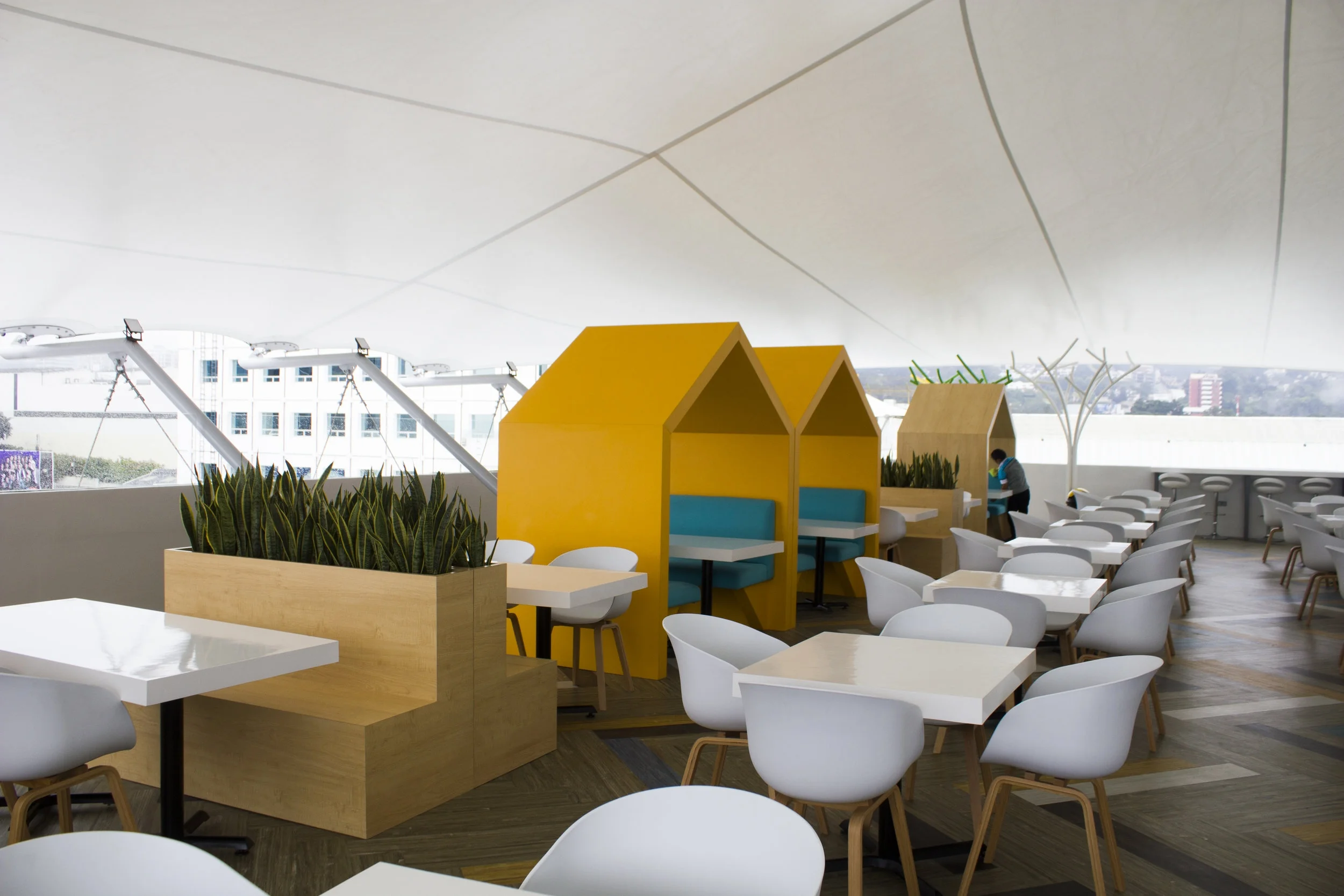 Food Court con mobiliario Importado 