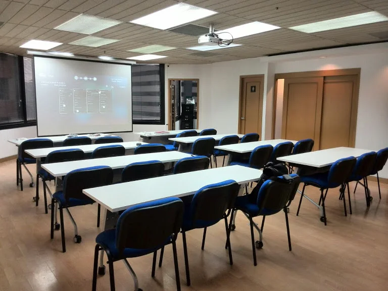 mesas de estudio y conferencias.jpeg